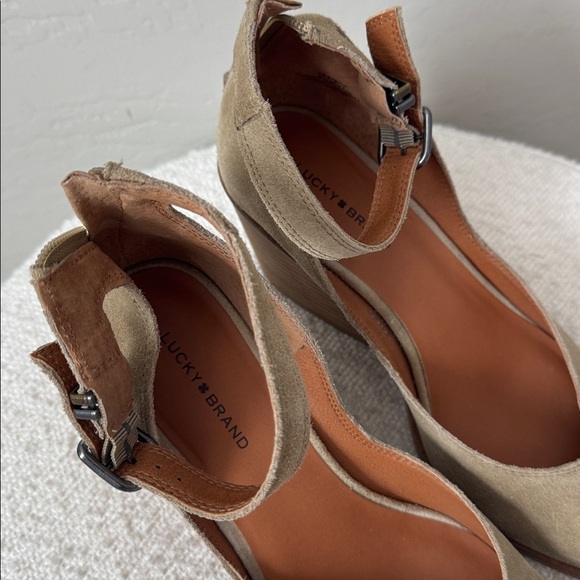 Lucky Brand Noxa Wood Block Heel Strappy Sandal Tan / Beige Leather Size 9.5 - Picture 3 of 6